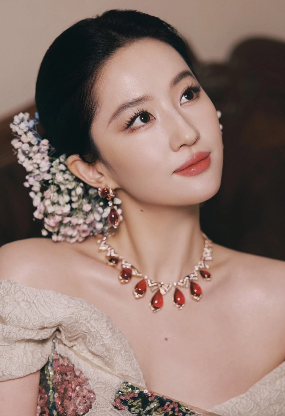 Mới đây nhất, Lưu Diệc Phi xuất hiện trong đêm hội Vogue Thịnh Điển 2025 với tạo hình lộng lẫy như nữ thần. Cô mặc bộ váy đính kết sang trọng, đeo trang sức đắt giá, tóc búi cao và trang trí bằng những đóa baby khô.