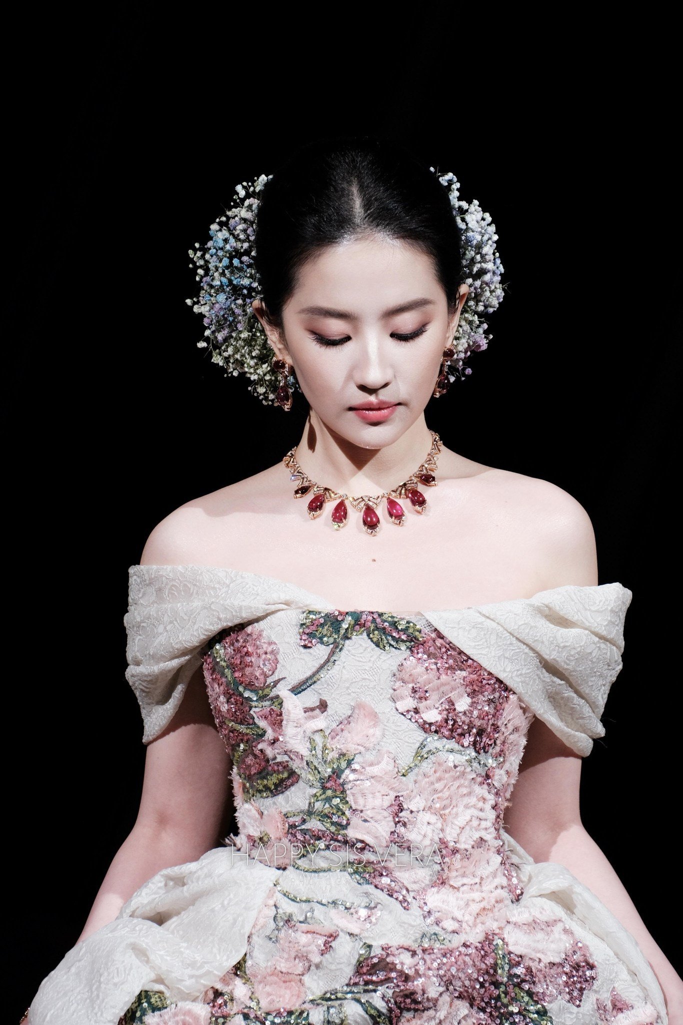 Mới đây nhất, Lưu Diệc Phi xuất hiện trong đêm hội Vogue Thịnh Điển 2025 với tạo hình lộng lẫy như nữ thần. Cô mặc bộ váy đính kết sang trọng, đeo trang sức đắt giá, tóc búi cao và trang trí bằng những đóa baby khô.