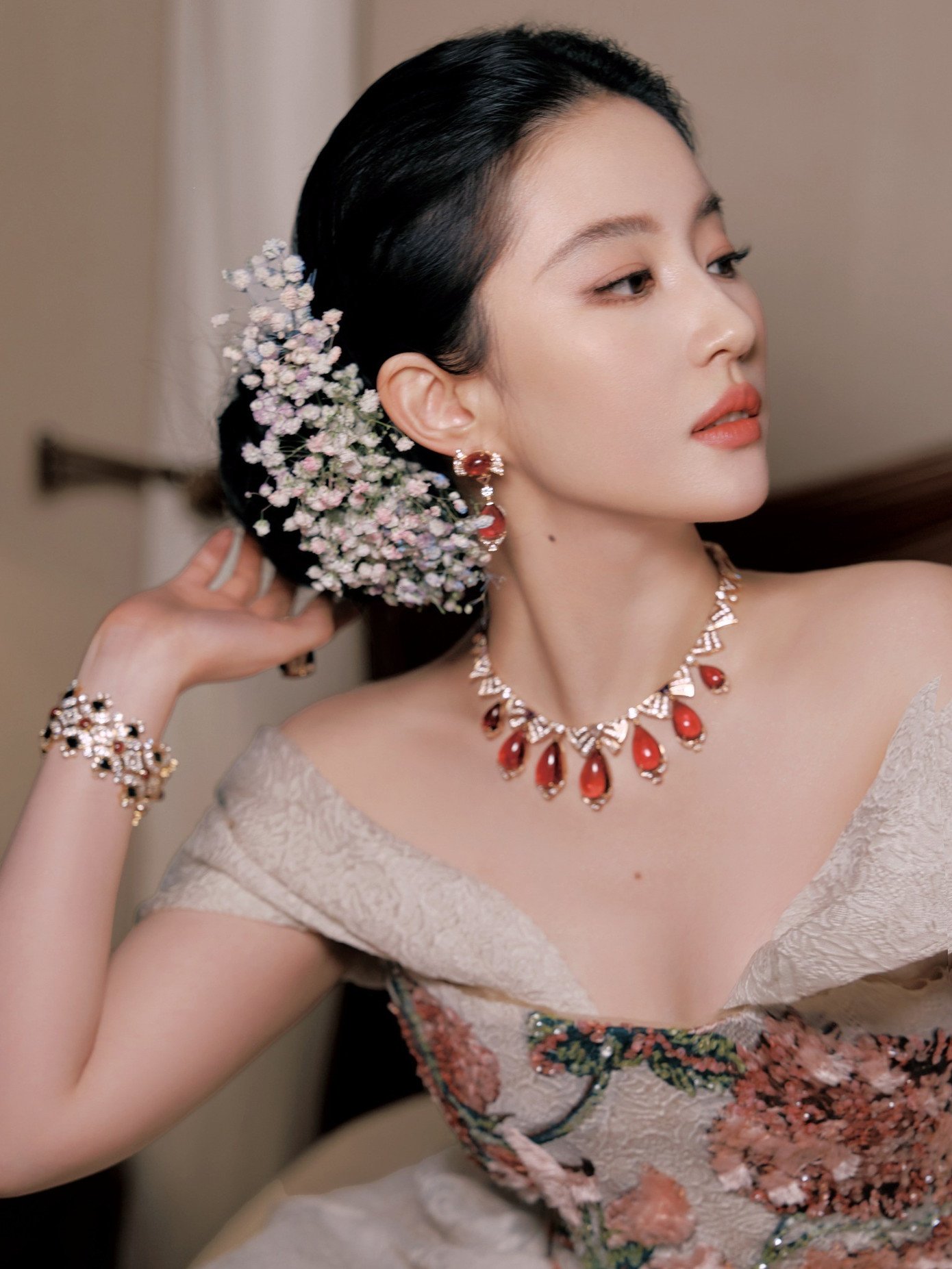 Mới đây nhất, Lưu Diệc Phi xuất hiện trong đêm hội Vogue Thịnh Điển 2025 với tạo hình lộng lẫy như nữ thần. Cô mặc bộ váy đính kết sang trọng, đeo trang sức đắt giá, tóc búi cao và trang trí bằng những đóa baby khô.