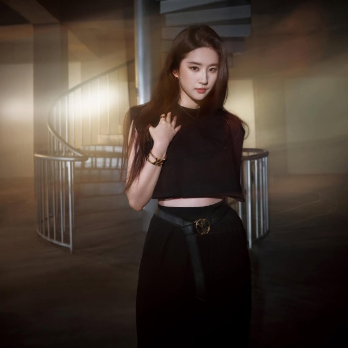 Với tinh thần đó, hình ảnh 'thần tiên tỷ tỷ' không chỉ là nhan sắc, mà còn là biểu tượng của sự cân bằng, kiên trì và yêu thương bản thân trong cuộc sống hiện đại. Ảnh: Instagram yifei_cc