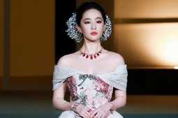 Lưu Diệc Phi làm 'bùng nổ' MXH Trung khi mặc đầm đính 3.000 bông hoa