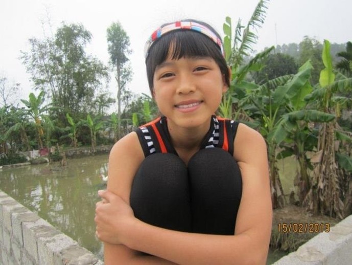 Nàng dâu hào môn Đỗ Thị Hà được khen xinh từ bé 4 Năm 2013, Đỗ Thị Hà lần đầu được chụp hình bằng máy ảnh. Lúc đó, cô 12 tuổi, làn da ngăm đen, gương mặt toát lên vẻ lanh lợi.