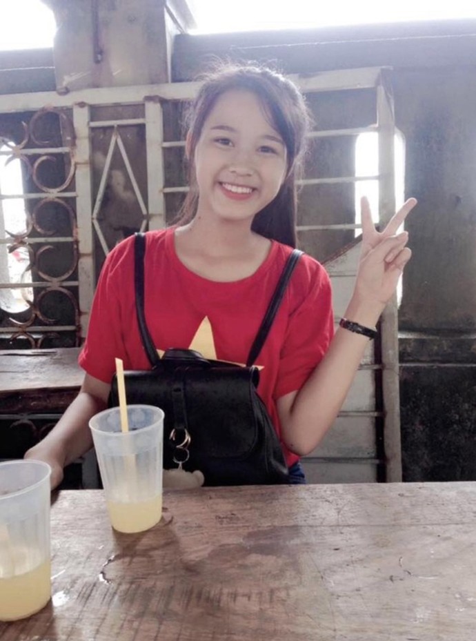 Nàng dâu hào môn Đỗ Thị Hà được khen xinh từ bé 6 Đỗ Thị Hà trong bức ảnh năm 16 tuổi. Cô khoe nụ cười sáng, gương mặt mộc mạc.