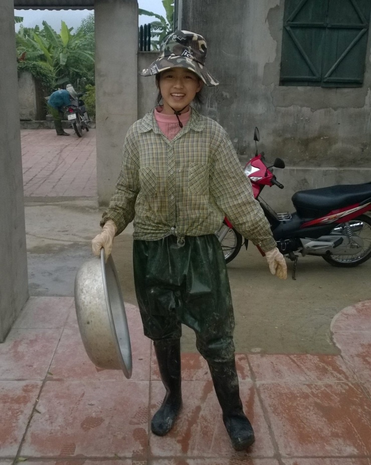 Nàng dâu hào môn Đỗ Thị Hà được khen xinh từ bé 5 Bức ảnh Đỗ Thị Hà phụ bố mẹ làm nông được quan tâm với một bài viết trên Threads hút hơn 2.000 bình luận, đồng tình quan điểm hoa hậu như 'Lọ Lem đời thực'. Người đẹp kể cô học được tính cách kiên nhẫn, thẳng thắn khi đi cấy lúa cùng mẹ. Từ năm 2017, gia đình cô khá giả hơn vì bố bắt đầu làm kinh tế.