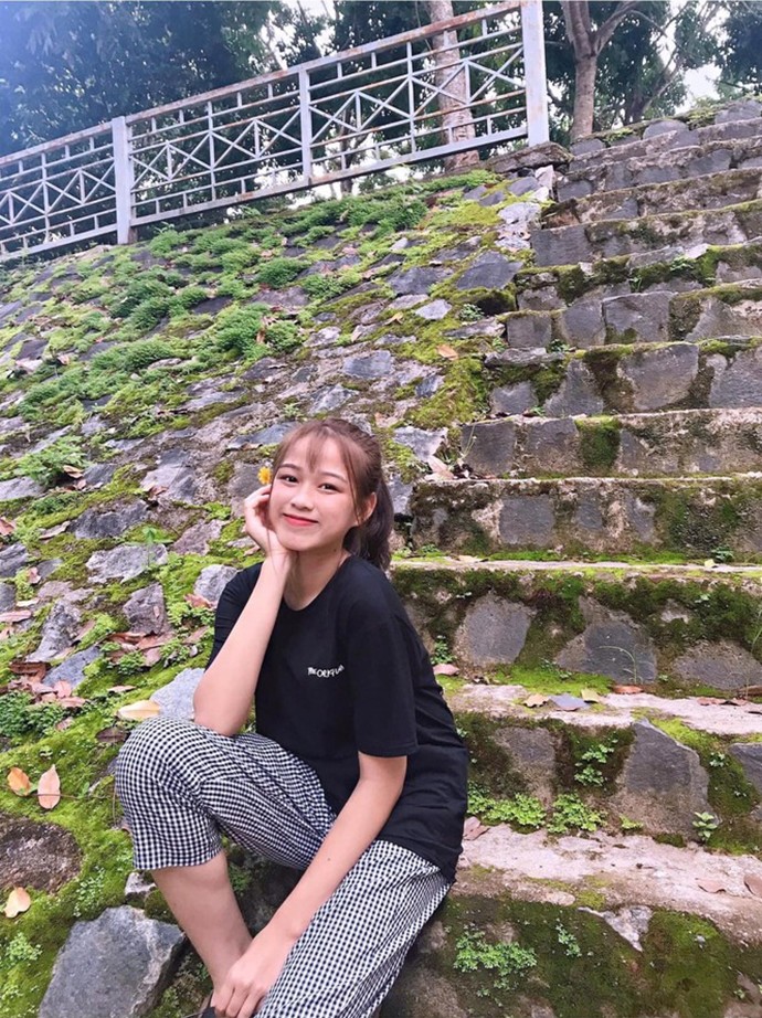 Nàng dâu hào môn Đỗ Thị Hà được khen xinh từ bé 8 Vào cấp ba, Đỗ Thị Hà biết làm điệu, thỉnh thoảng tô son để gương mặt rạng rỡ hơn.