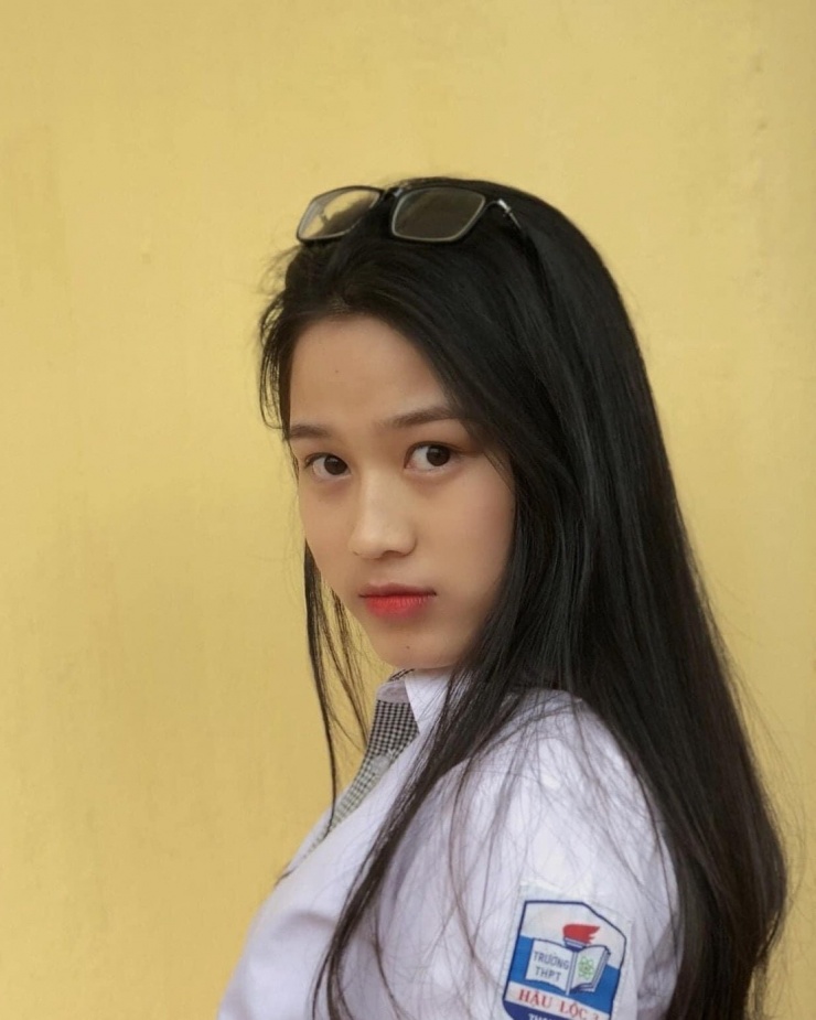 Nàng dâu hào môn Đỗ Thị Hà được khen xinh từ bé 9 Đỗ Thị Hà năm 16 tuổi khi diện chiếc sơ mi trắng đồng phục của THPT Hậu Lộc 3.