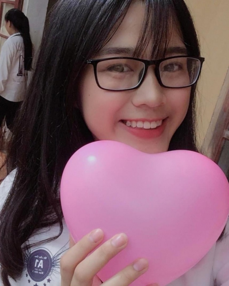 Nàng dâu hào môn Đỗ Thị Hà được khen xinh từ bé 11 Những bức ảnh thời đi học của nàng dâu tập đoàn Sơn Hải nhận lời khen trên mạng xã hội. 'Xinh từ nhỏ'; 'Bạn này đúng là hoa hậu, từ khi còn học sinh đã có thần thái rất khác biệt'; 'Thích nụ cười và mái tóc của Hà'; 'Mong sau này cũng sinh được bé gái xinh đẹp như Hà'..., một số khán giả bình luận.