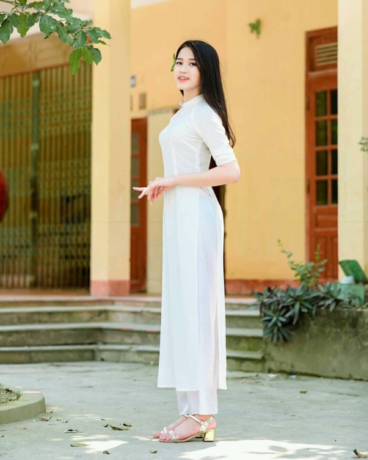 Nàng dâu hào môn Đỗ Thị Hà được khen xinh từ bé 13 Đỗ Thị Hà diện chiếc áo dài trắng tôn chiều cao 1,75 m khi chia tay thời học sinh.