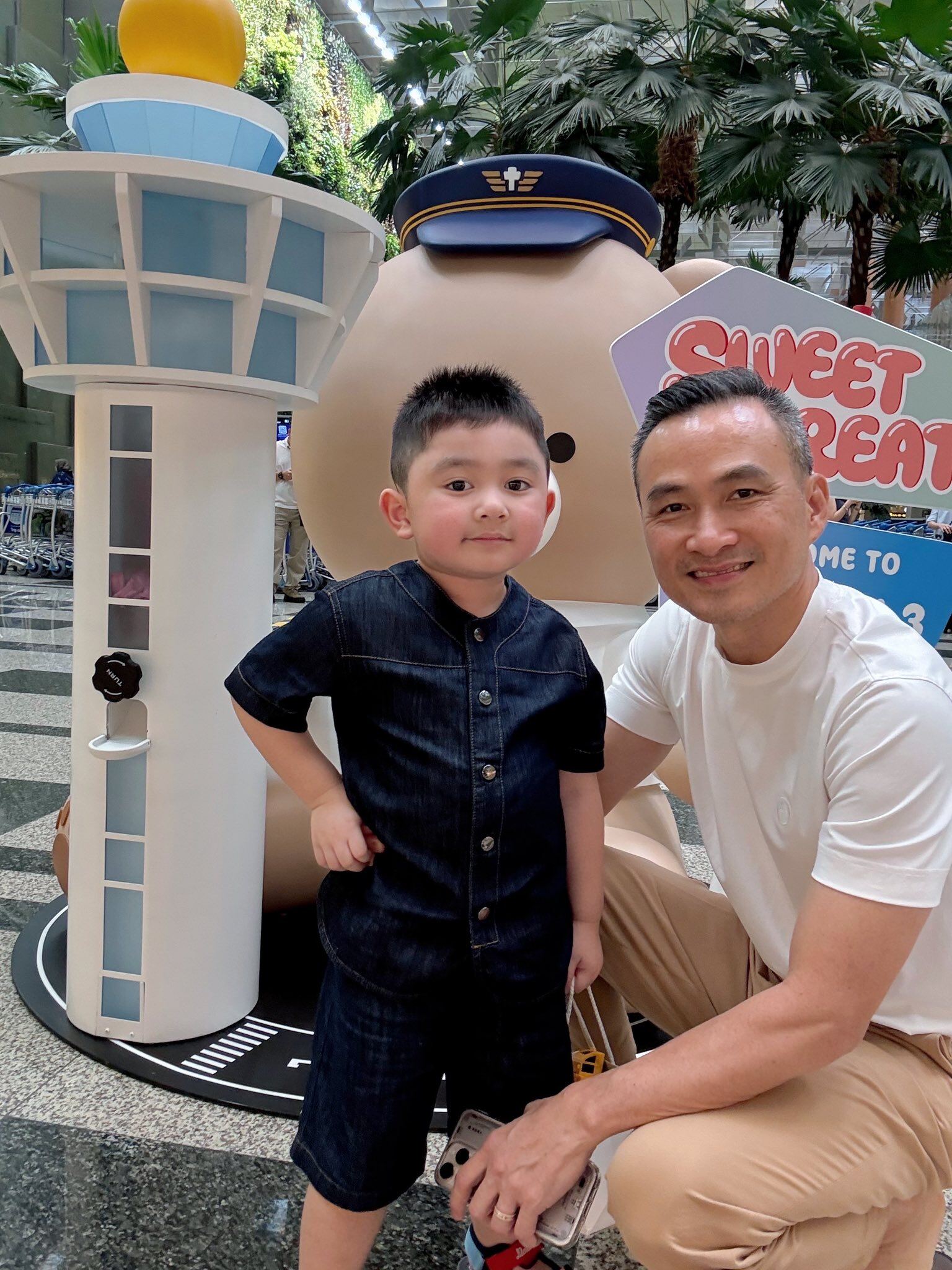 Càng lớn, Gia Khang được khen ngày càng giống bố.