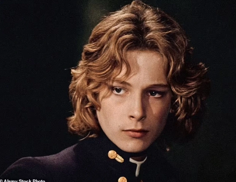 Nhìn lại đỉnh cao nhan sắc “cậu bé đẹp nhất thế giới” vừa qua đời: Đẹp đến siêu thực nhưng biến cuộc đời thành bi kịch 6 Nhìn lại đỉnh cao nhan sắc “cậu bé đẹp nhất thế giới” vừa qua đời: Đẹp đến siêu thực nhưng biến cuộc đời thành bi kịch - 9