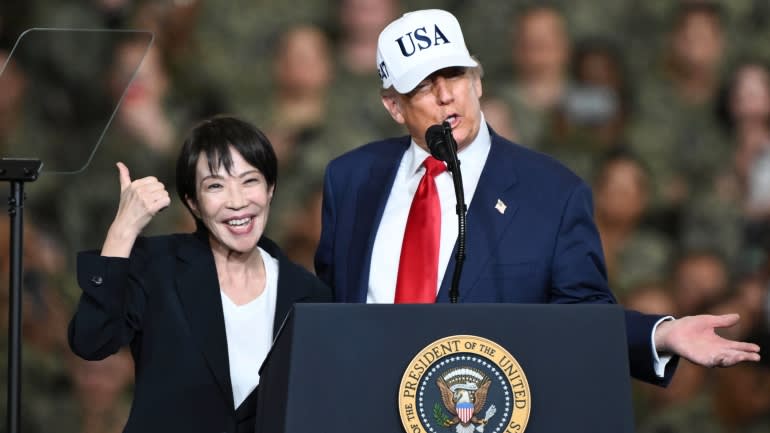 Cận cảnh Tổng thống Donald Trump cùng thủ tướng Nhật Bản lên tàu sân bay 2 Ông Donald Trump cùng Thủ tướng Nhật Bản lên tàu sân bay - Ảnh 2.