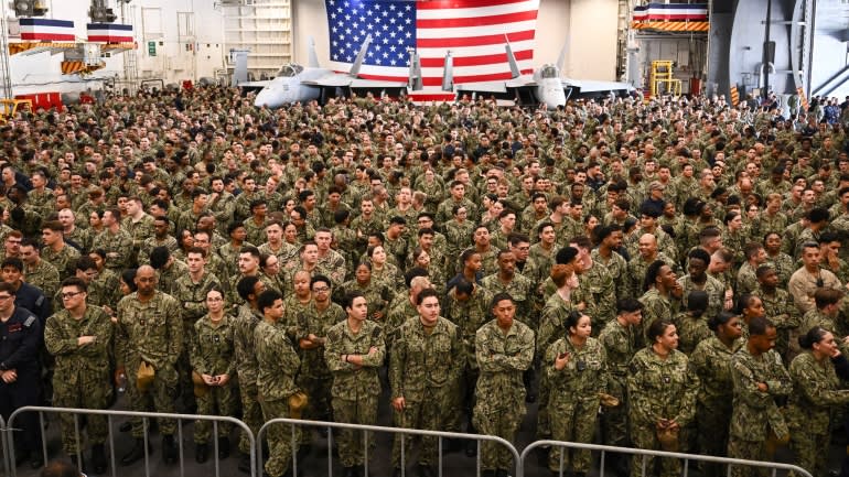 Cận cảnh Tổng thống Donald Trump cùng thủ tướng Nhật Bản lên tàu sân bay 3 Ông Donald Trump cùng Thủ tướng Nhật Bản lên tàu sân bay - Ảnh 3.