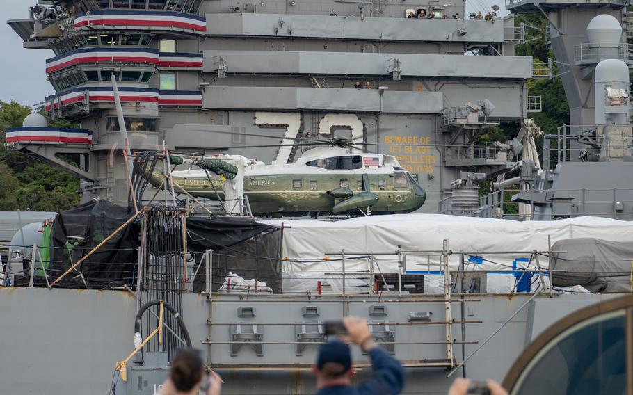 Cận cảnh Tổng thống Donald Trump cùng thủ tướng Nhật Bản lên tàu sân bay 5 Ông Donald Trump cùng Thủ tướng Nhật Bản lên tàu sân bay - Ảnh 5.