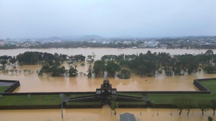 Kinh thành Huế, phố cổ Hội An bị lũ nhấn chìm - 4