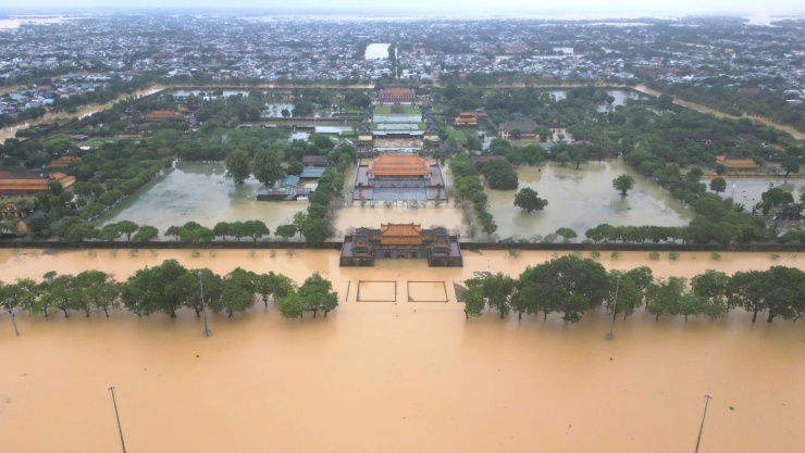 Kinh thành Huế, phố cổ Hội An bị lũ nhấn chìm - 6