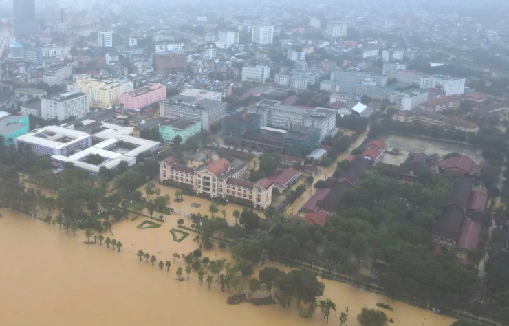 Kinh thành Huế, phố cổ Hội An bị lũ nhấn chìm - 11