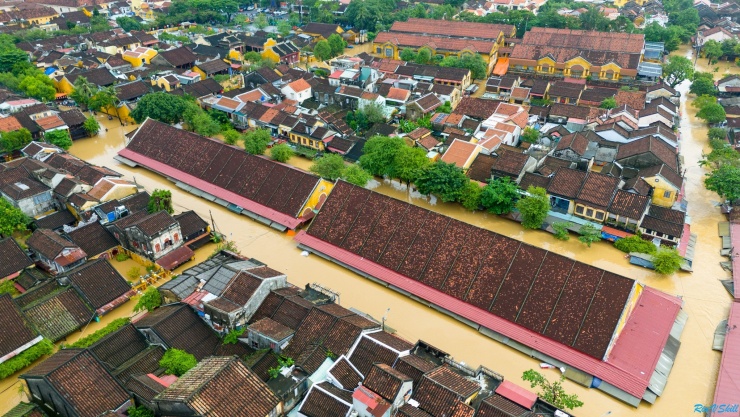 Kinh thành Huế, phố cổ Hội An bị lũ nhấn chìm - 13