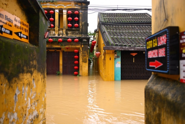 Kinh thành Huế, phố cổ Hội An bị lũ nhấn chìm - 15