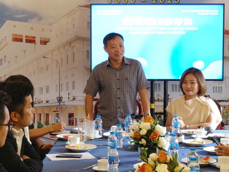 Ông Phạm Hồng Khuyến, Chủ tịch UBND xã Sơn Tây Thượng và Tổng biên tập Tạp chí Du lịch TP.HCM Nguyễn Thị Thu Hà tại lễ ký kết.