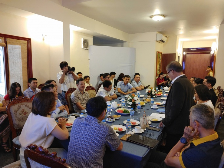 Các chuyên gia nhiệt tình hiến kế cho xã tại buổi lễ.