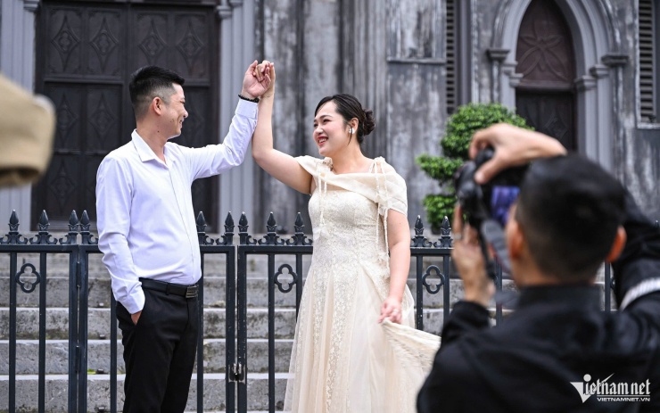 Cặp đôi du khách từ Đồng Nai chụp ảnh cưới ở Nhà thờ Lớn