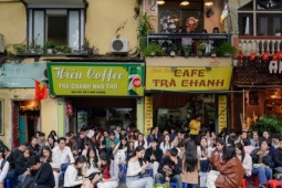 Quán trà chanh, gánh cốm đông nghịt khách ngày thu Hà Nội