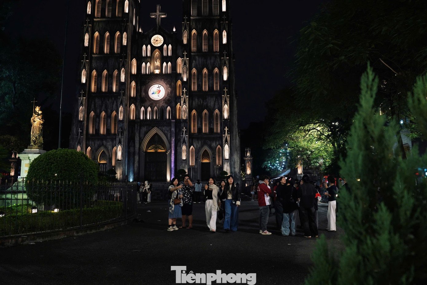 Gió lạnh 'chạm phố', người Hà Nội rủ nhau check-in đầu mùa - 2