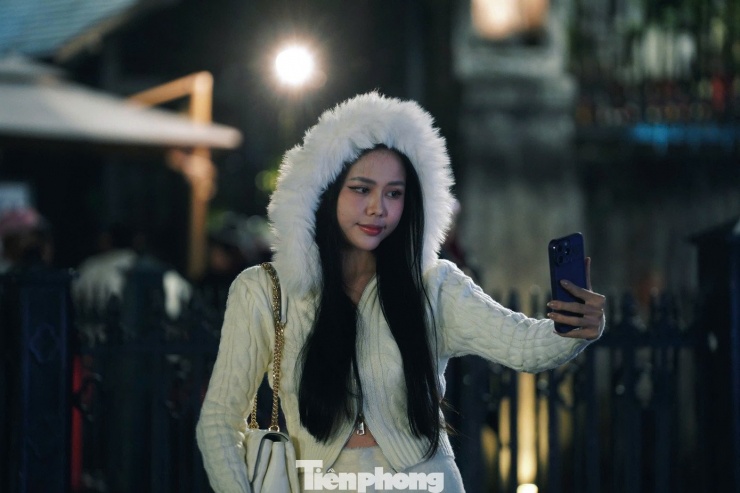 Gió lạnh 'chạm phố', người Hà Nội rủ nhau check-in đầu mùa - 4