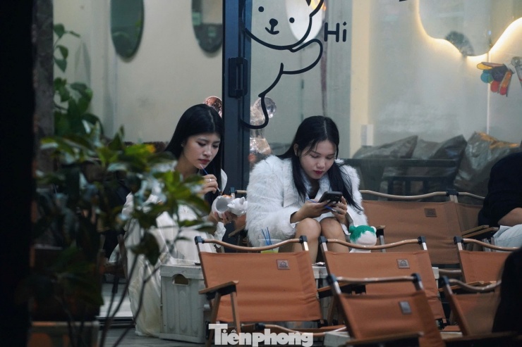 Quán cà phê, trà chanh cũng trở thành điểm đến quen thuộc của các bạn trẻ trong những ngày Hà Nội se lạnh.