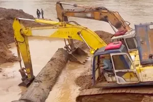 Bờ sông Ayun bị đào bới tan hoang để khai thác cây gỗ lạ khổng lồ