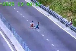 3 thiếu niên trèo rào vào cao tốc Cam Lâm - Vĩnh Hảo ném đá ô tô