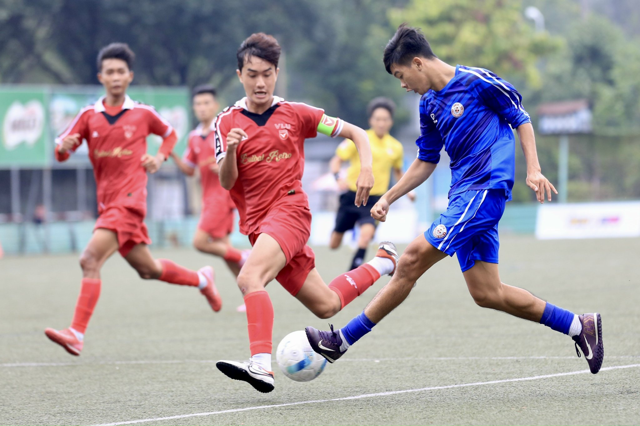 Kịch tính bóng đá sinh viên: 2 thẻ đỏ cùng 2 quả phạt đền, gay cấn đến giờ chót- Ảnh 2.