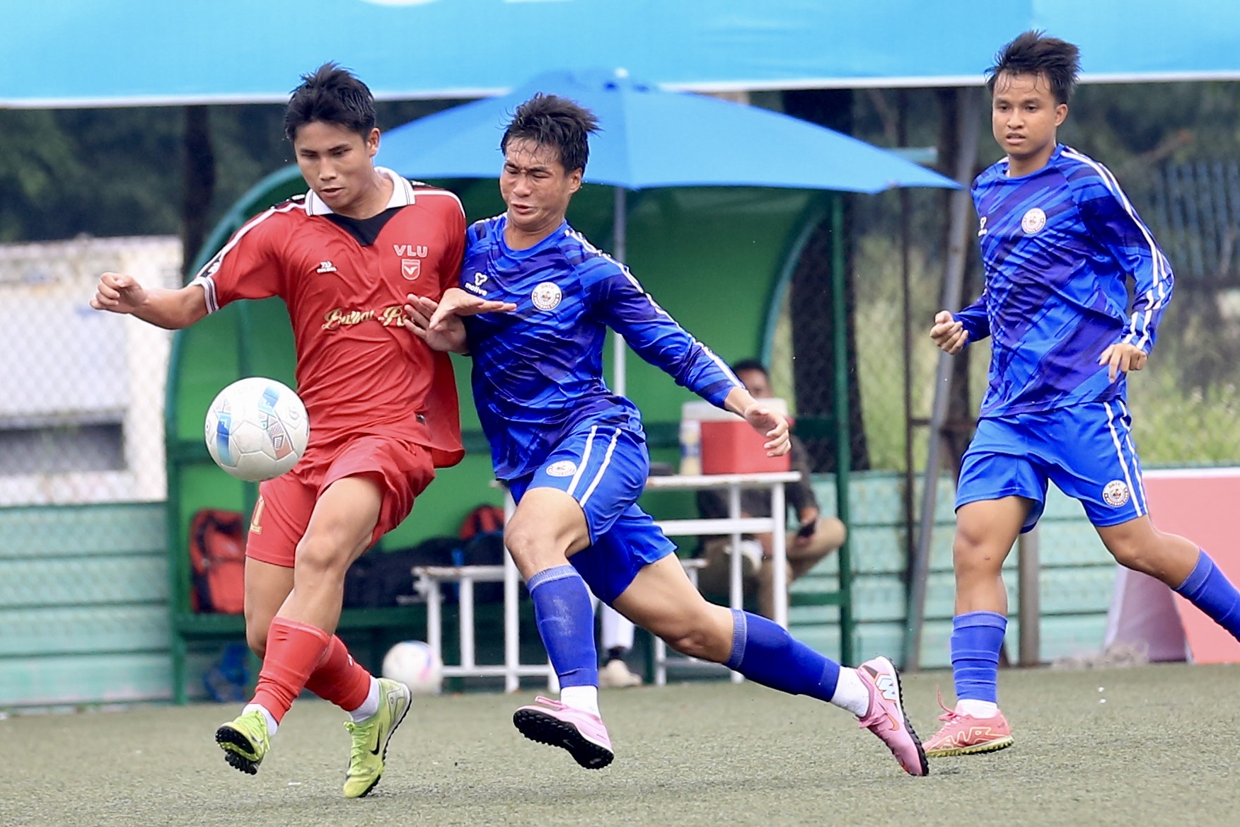 Kịch tính bóng đá sinh viên: 2 thẻ đỏ cùng 2 quả phạt đền, gay cấn đến giờ chót- Ảnh 4.