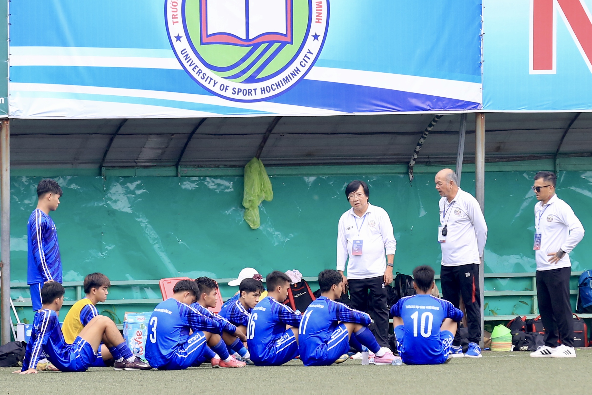 Kịch tính bóng đá sinh viên: 2 thẻ đỏ cùng 2 quả phạt đền, gay cấn đến giờ chót- Ảnh 3.