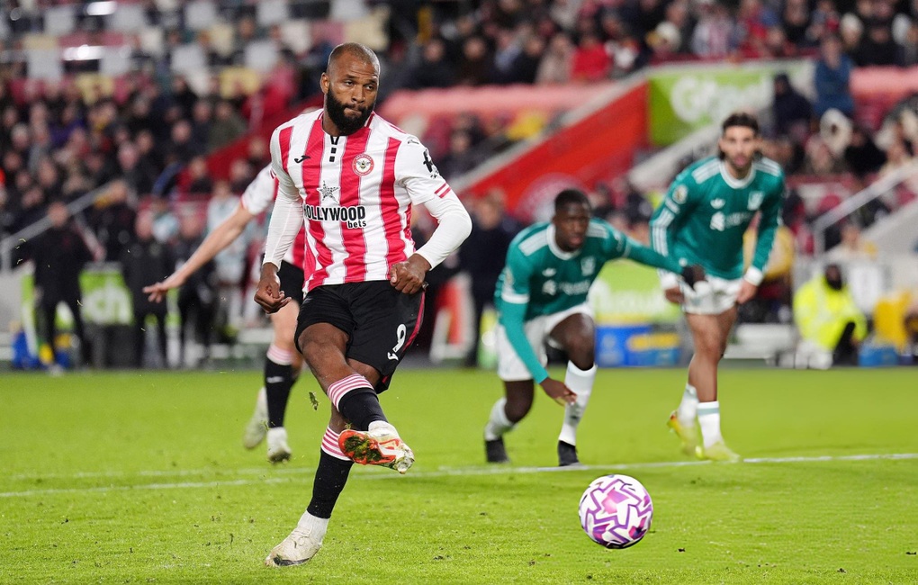 Salah ghi bàn muộn, Liverpool vẫn thua đau trên sân Brentford - 2