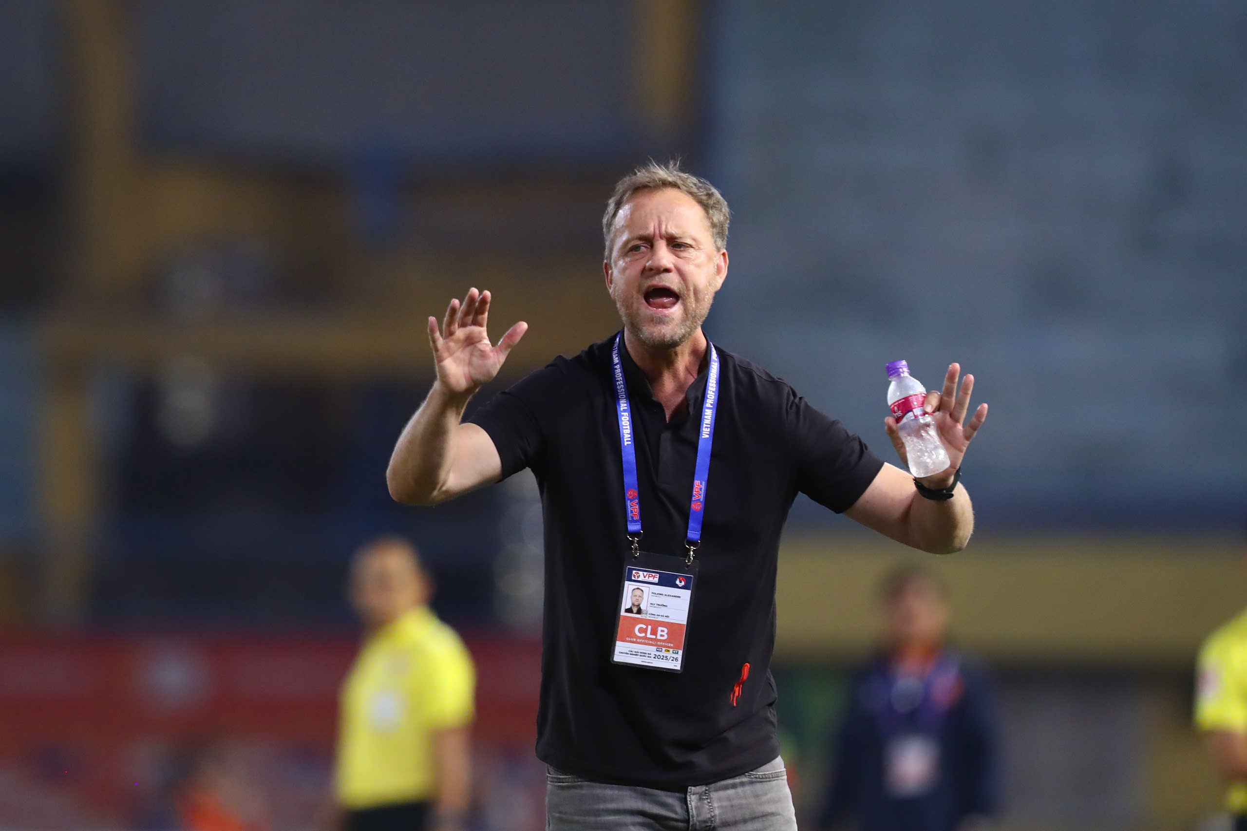 HLV Lê Huỳnh Đức chê học trò nôn nóng, HLV Polking 'Tiến Linh hay nhất Việt Nam, nhưng...'- Ảnh 2.