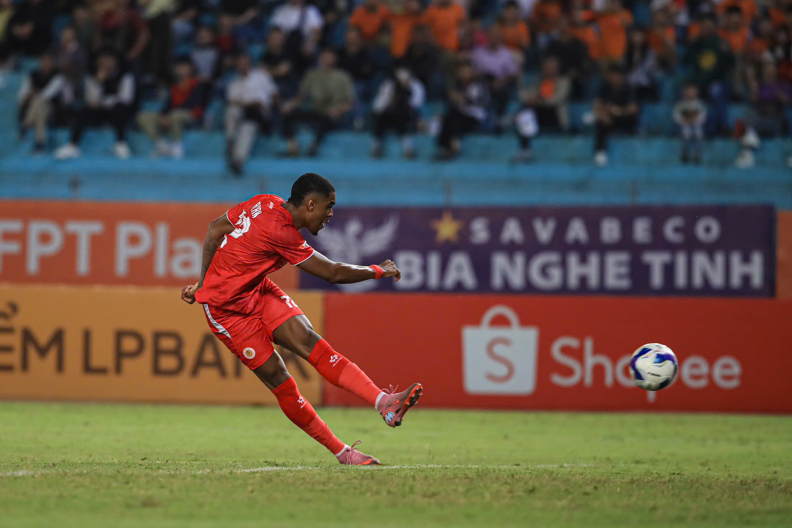 Đá thiếu người, CLB CAHN vẫn thắng CLB Công an TP.HCM: Đua vô địch rất 'nóng'- Ảnh 2.