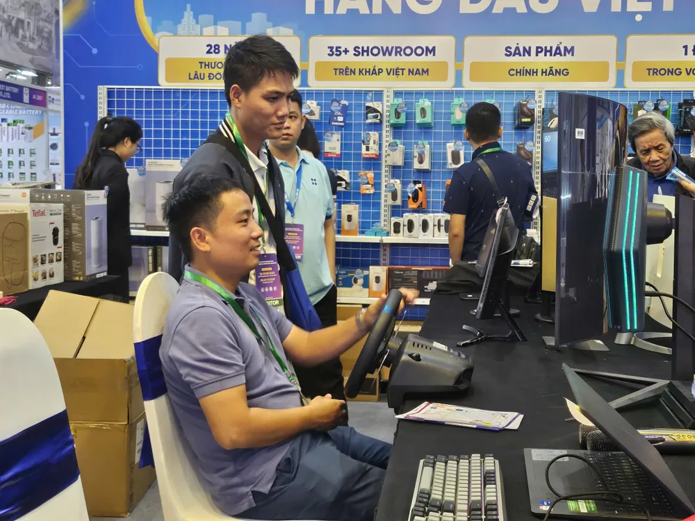 Khách tham quan trải nghiệm điện tử tiêu dùng, phụ kiện game, máy tính... Ảnh: MINH TRÚC