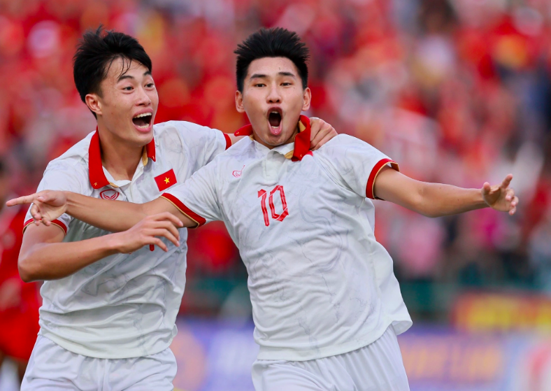 U.23 Việt Nam gọi trung vệ cao 1,95 m và tiền đạo 1,67 m: Tại sao không?
- Ảnh 2.