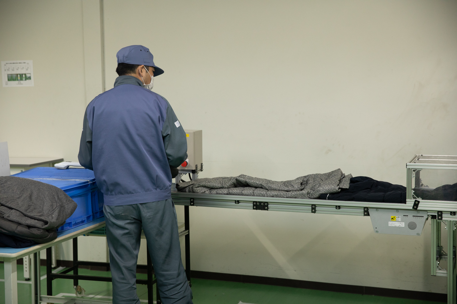 Cận cảnh quy trình 'hồi sinh' hàng triệu áo lông vũ cũ tại nhà máy tái chế ở Nhật Bản - Ảnh 2.