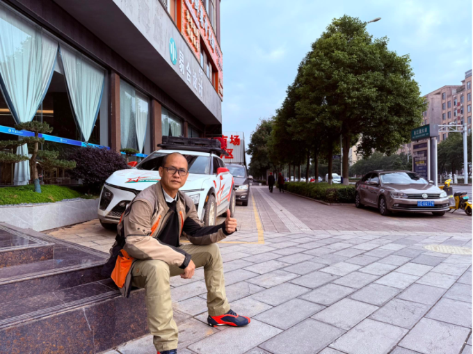 Vị chủ xe cùng chiếc VinFast VF 7 ở Trung Quốc. Ảnh: Hải Kar