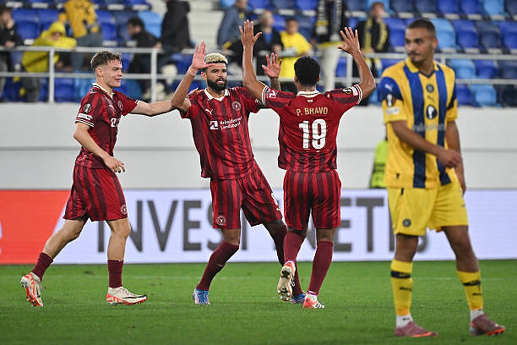 Real Betis của Antony mờ nhạt, các đội bóng lớn chật vật ở Europa League - 2