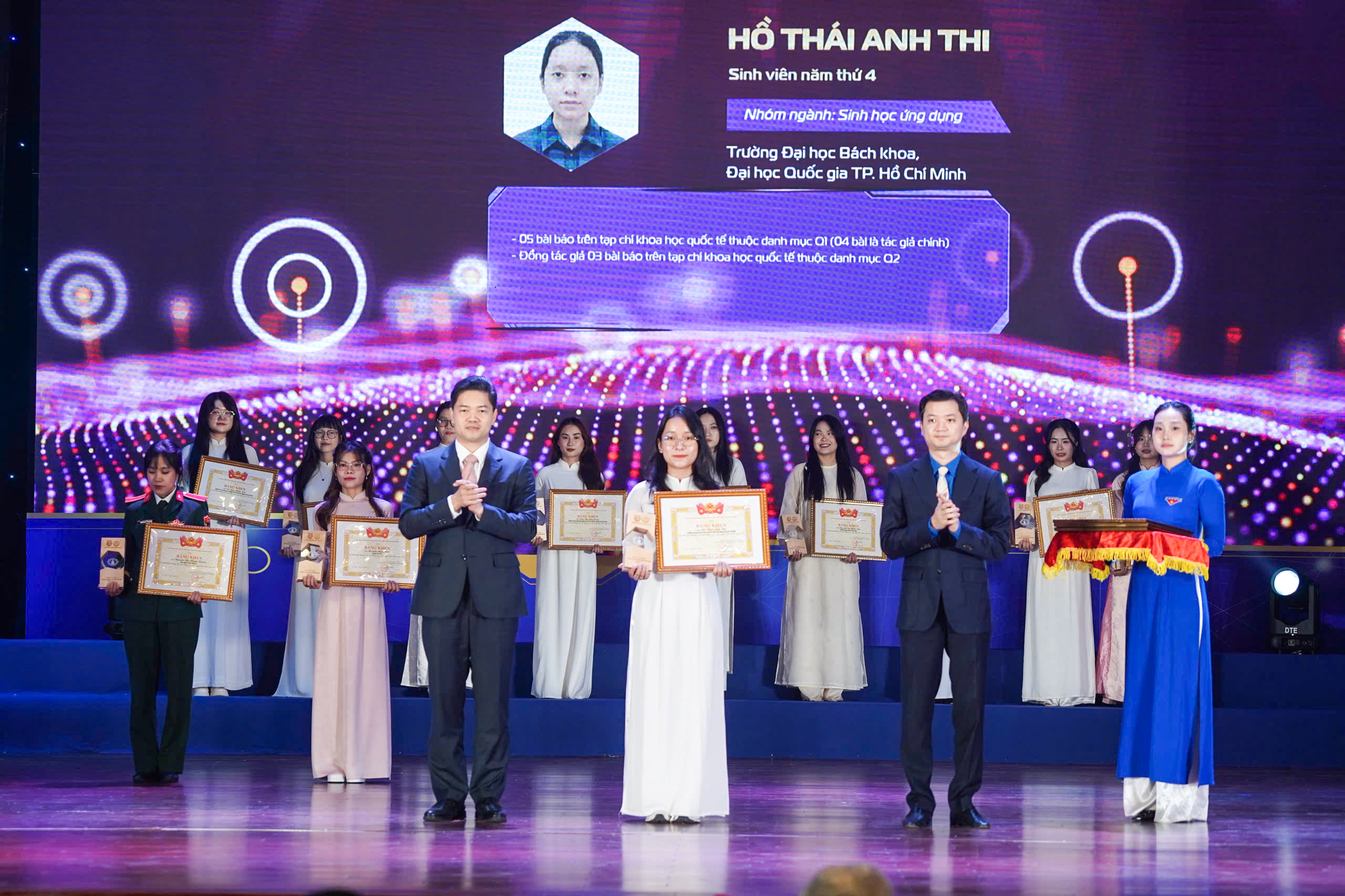 "Bóng hồng" đoạt giải Nữ sinh Khoa học công nghệ Việt Nam năm 2025 4 1761819865 800 Bong hong doat giai Nu sinh Khoa hoc cong nghe