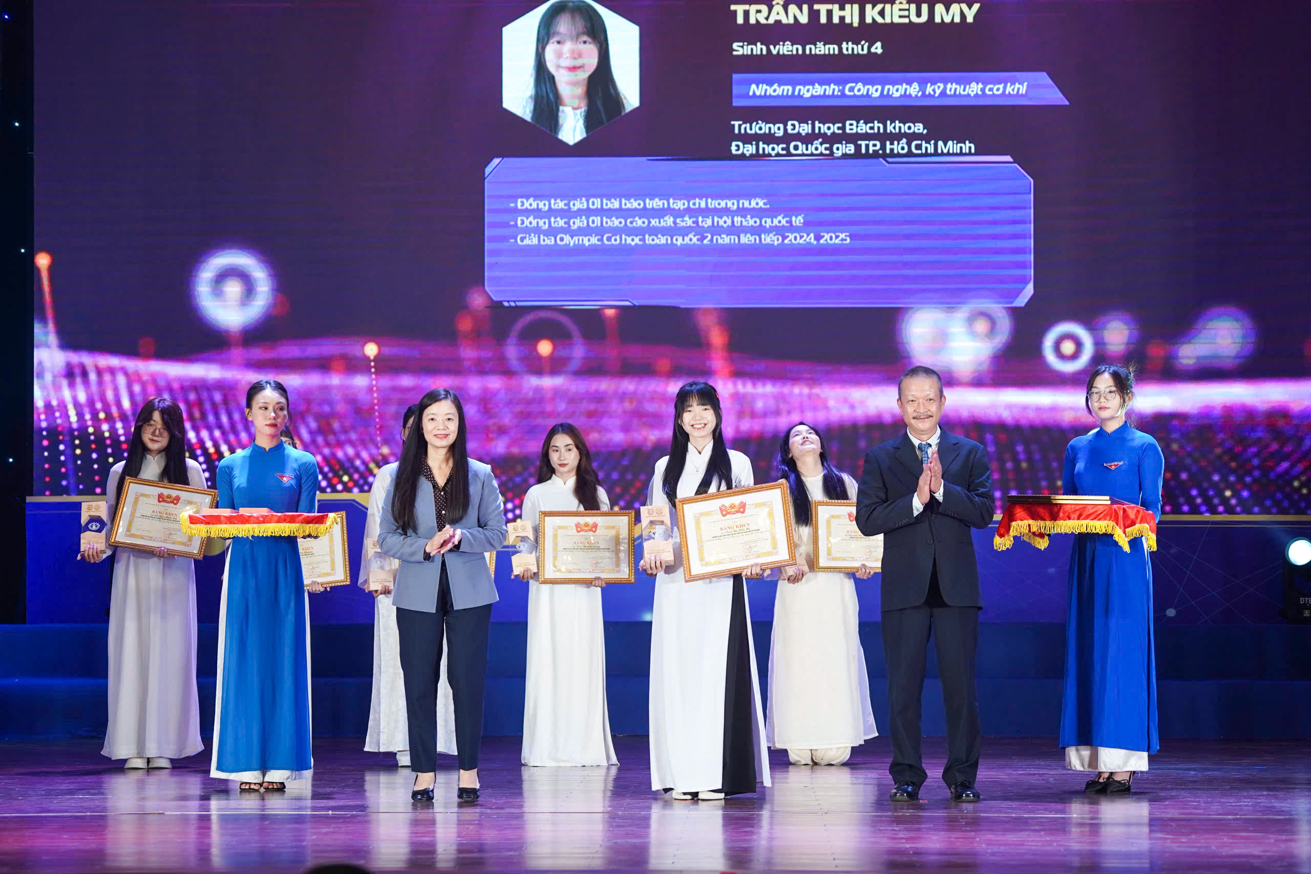 "Bóng hồng" đoạt giải Nữ sinh Khoa học công nghệ Việt Nam năm 2025 6 1761819867 253 Bong hong doat giai Nu sinh Khoa hoc cong nghe