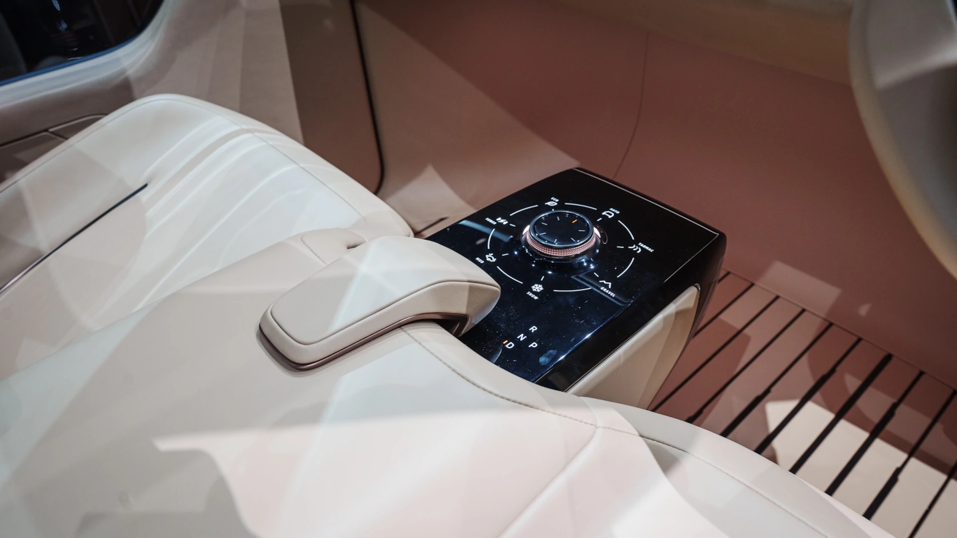 Mitsubishi Pajero Sport - Ảnh 12.