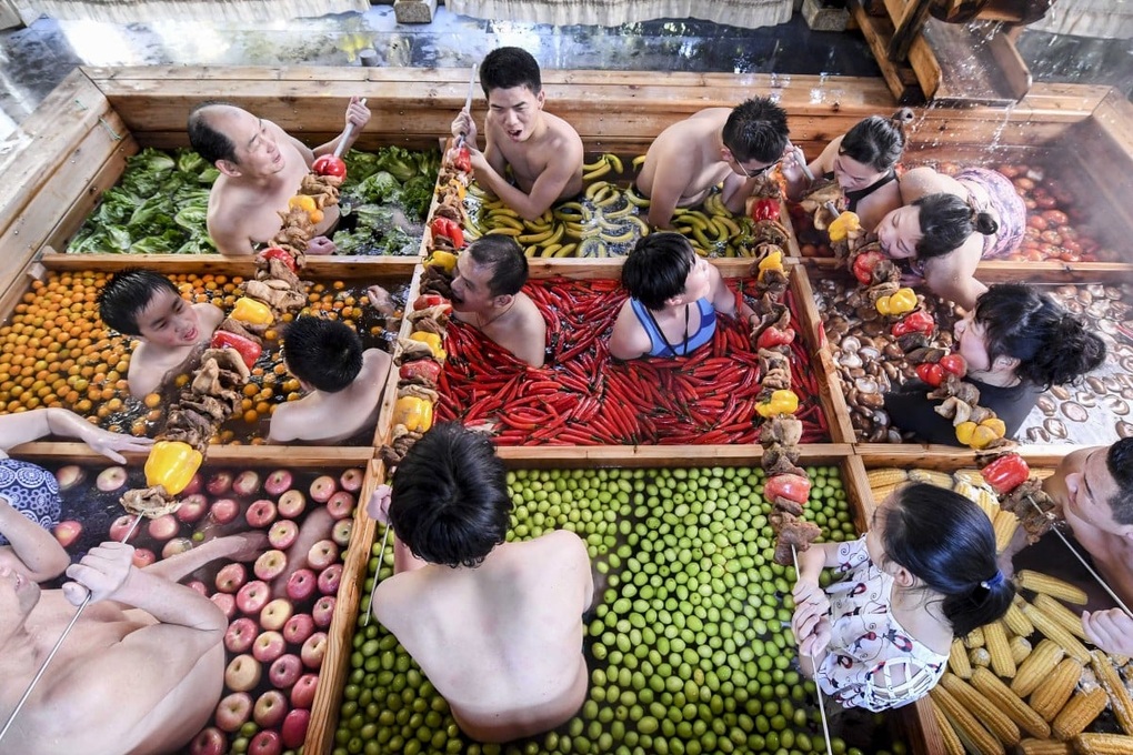 “Nồi lẩu người thật” hút khách giữa mùa đông ở Trung Quốc - 2