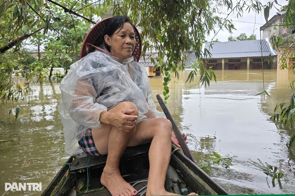 Miền Trung oằn mình trong lũ, nhà sập, người mất, tài sản cuốn trôi - 2