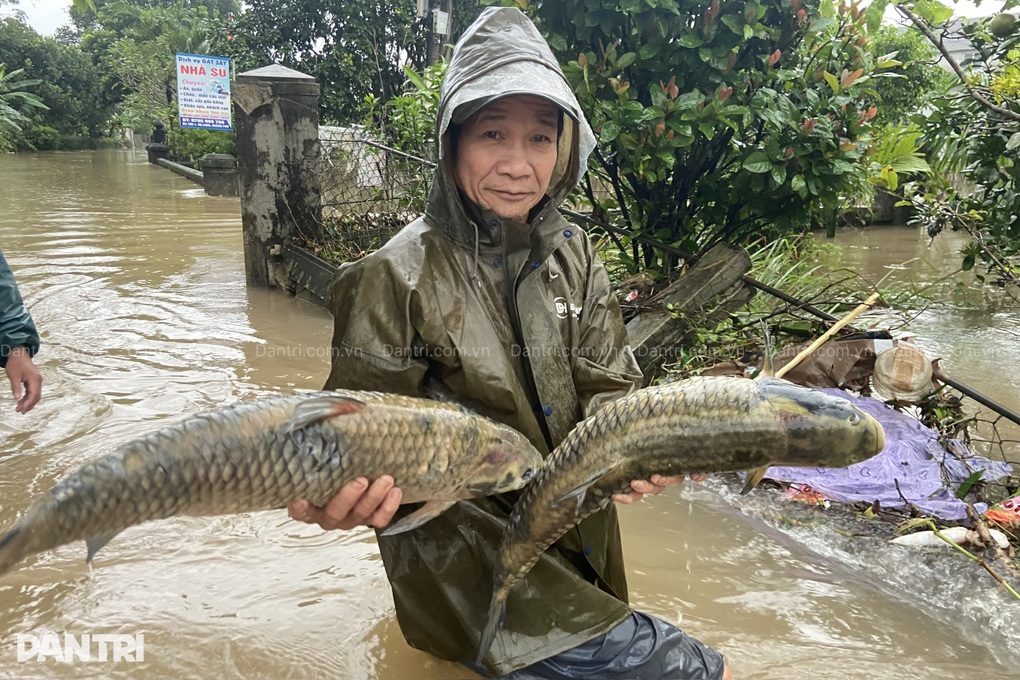 Miền Trung oằn mình trong lũ, nhà sập, người mất, tài sản cuốn trôi - 7