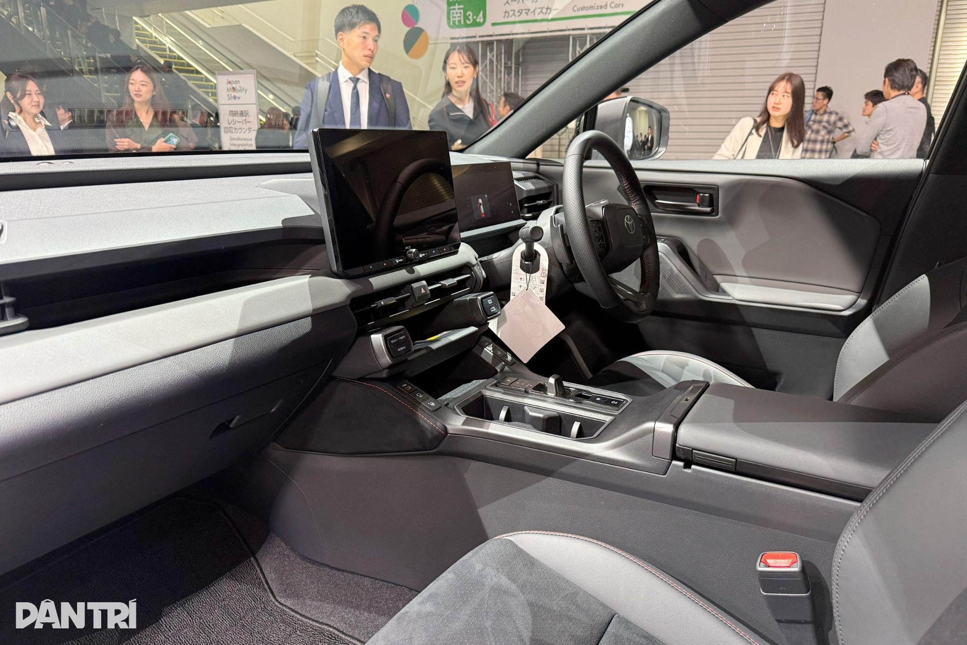 Cận cảnh Toyota RAV4 2026: “Lột xác” toàn diện, thông minh như xe điện - 6 Cận cảnh Toyota RAV4 2026: “Lột xác” toàn diện, thông minh như xe điện - 6