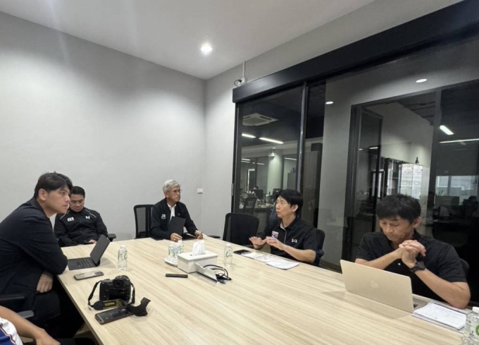 Ủy ban kỹ thuật LĐBĐ Thái Lan gồm Tổng thư ký Ekapol Pholnawi, Piyapong Pue-on, Phó chủ tịch Chanwit Pholchiwin (từ trái sang) họp với HLV Masatada Ishii trước khi sa thải, ở trụ sở liên đoàn ngày 21/10/2025. Ảnh: FAT
